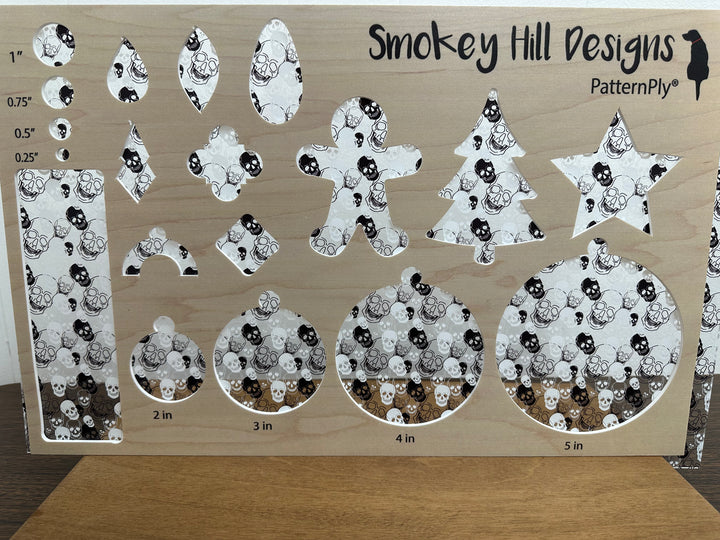 PatternPly® Scattered Black and White Skulls