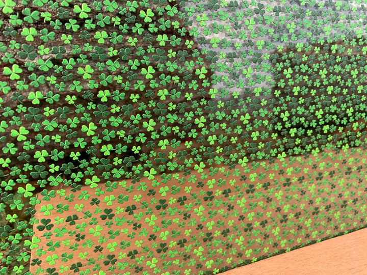 PatternPly® Scattered Mini Clovers