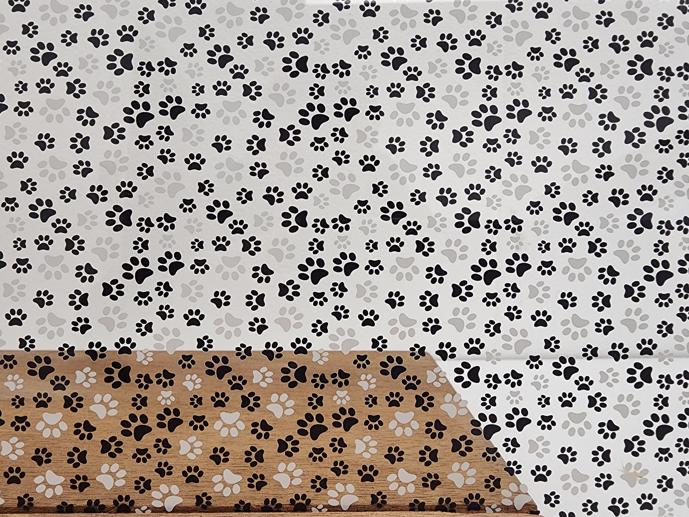 PatternPly® Scattered Black and White Pawprints