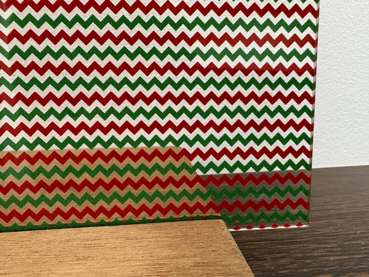 PatternPly® Scattered Micro Red and Green Chevron