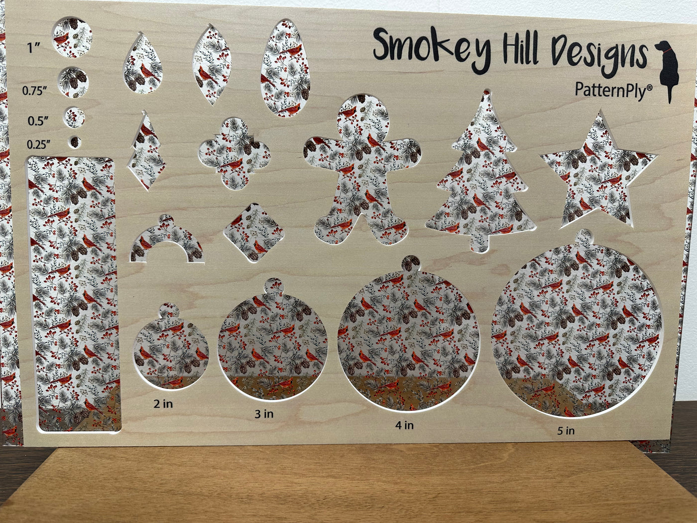 PatternPly® Scattered Cardinals and Pinecones