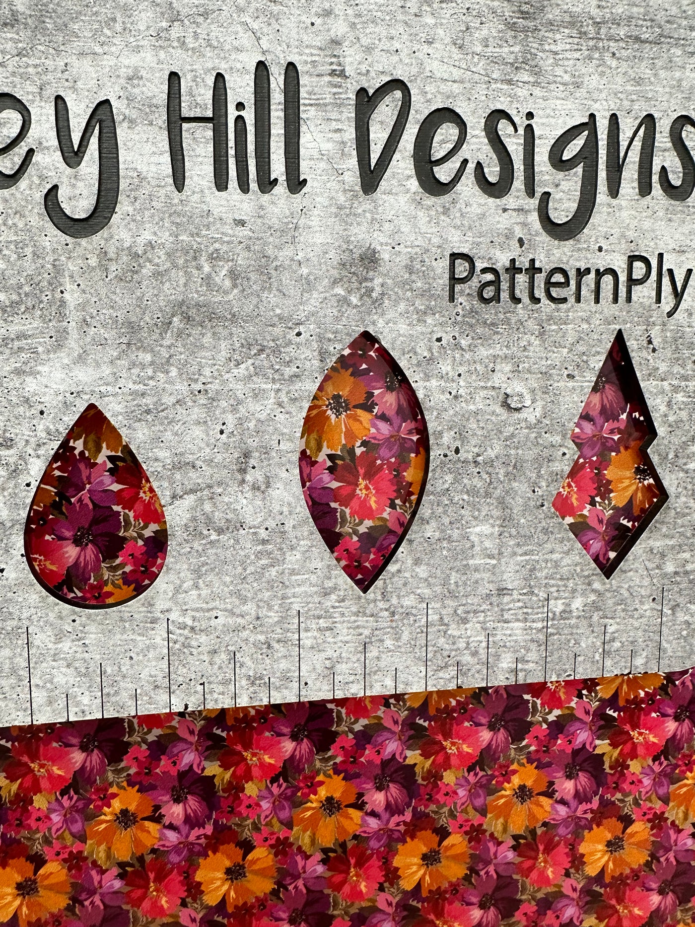 PatternPly® Scattered Bold Fall Floral