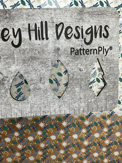 PatternPly® Scattered Dragonflies and Rainbows