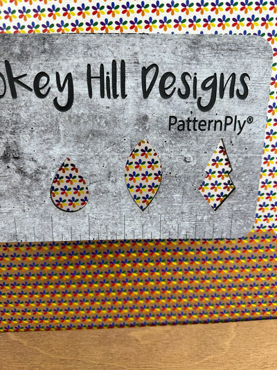 PatternPly® Scattered Rainbow Daisies
