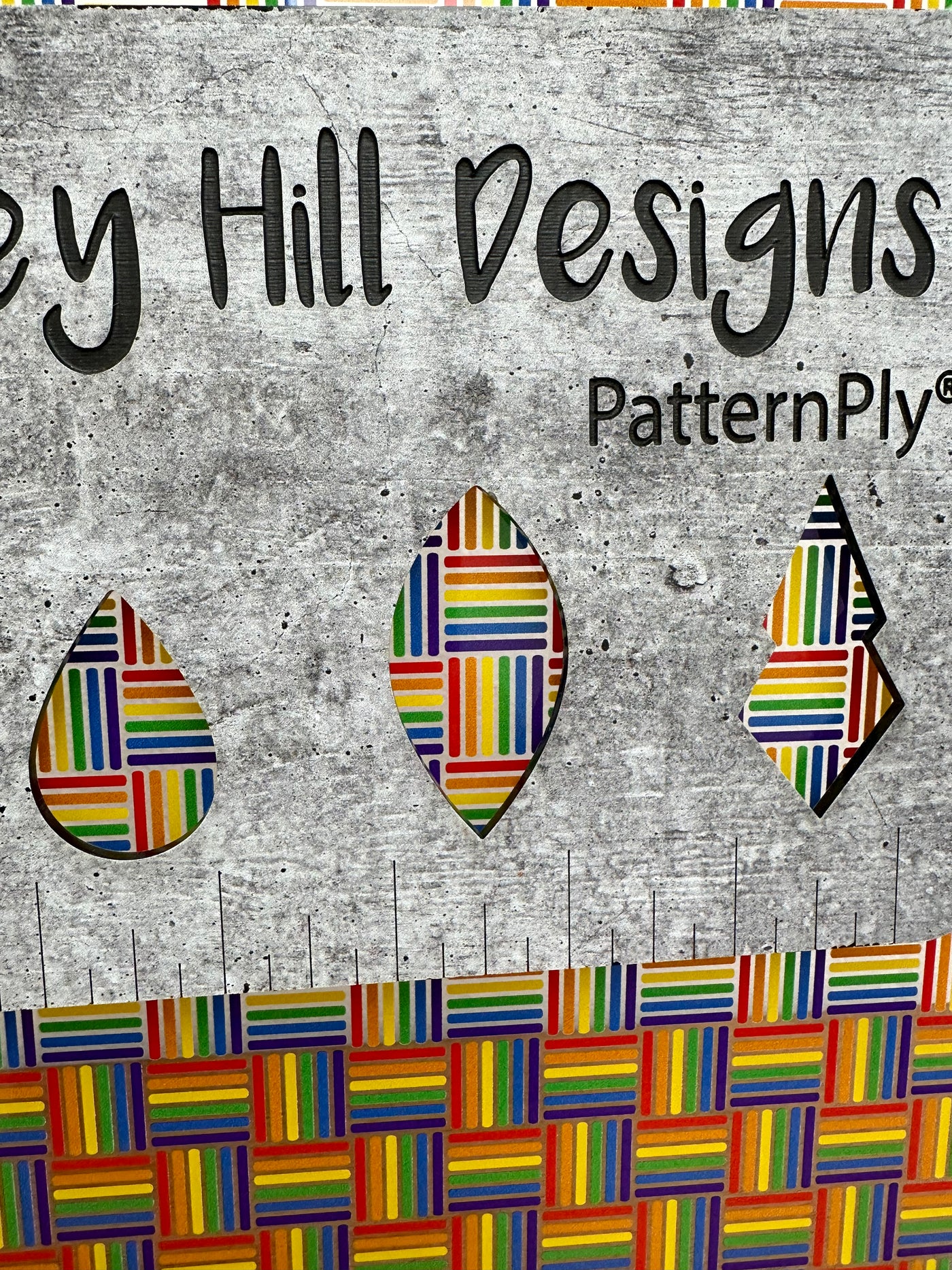 PatternPly® Scattered Rainbow Stripe Boxes