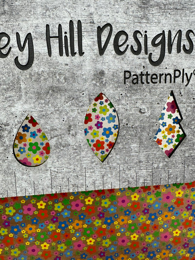 PatternPly® Scattered 90s Cartoon Floral