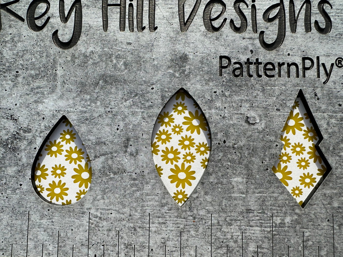 PatternPly® Scattered Daisies WHITE