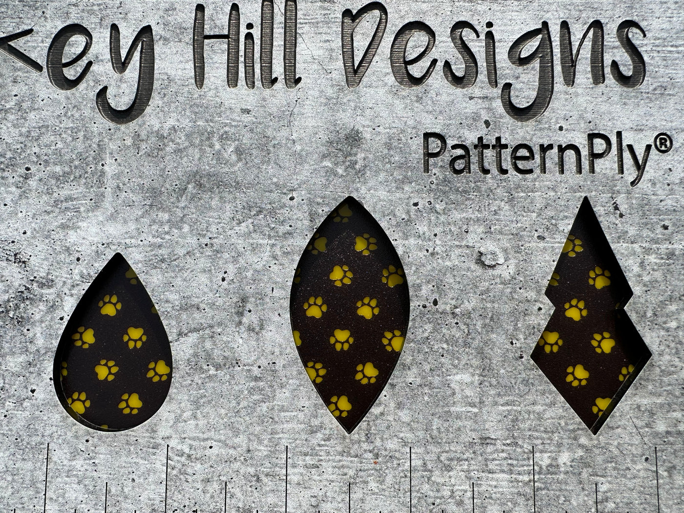 PatternPly® Scattered Pawprints BLACK
