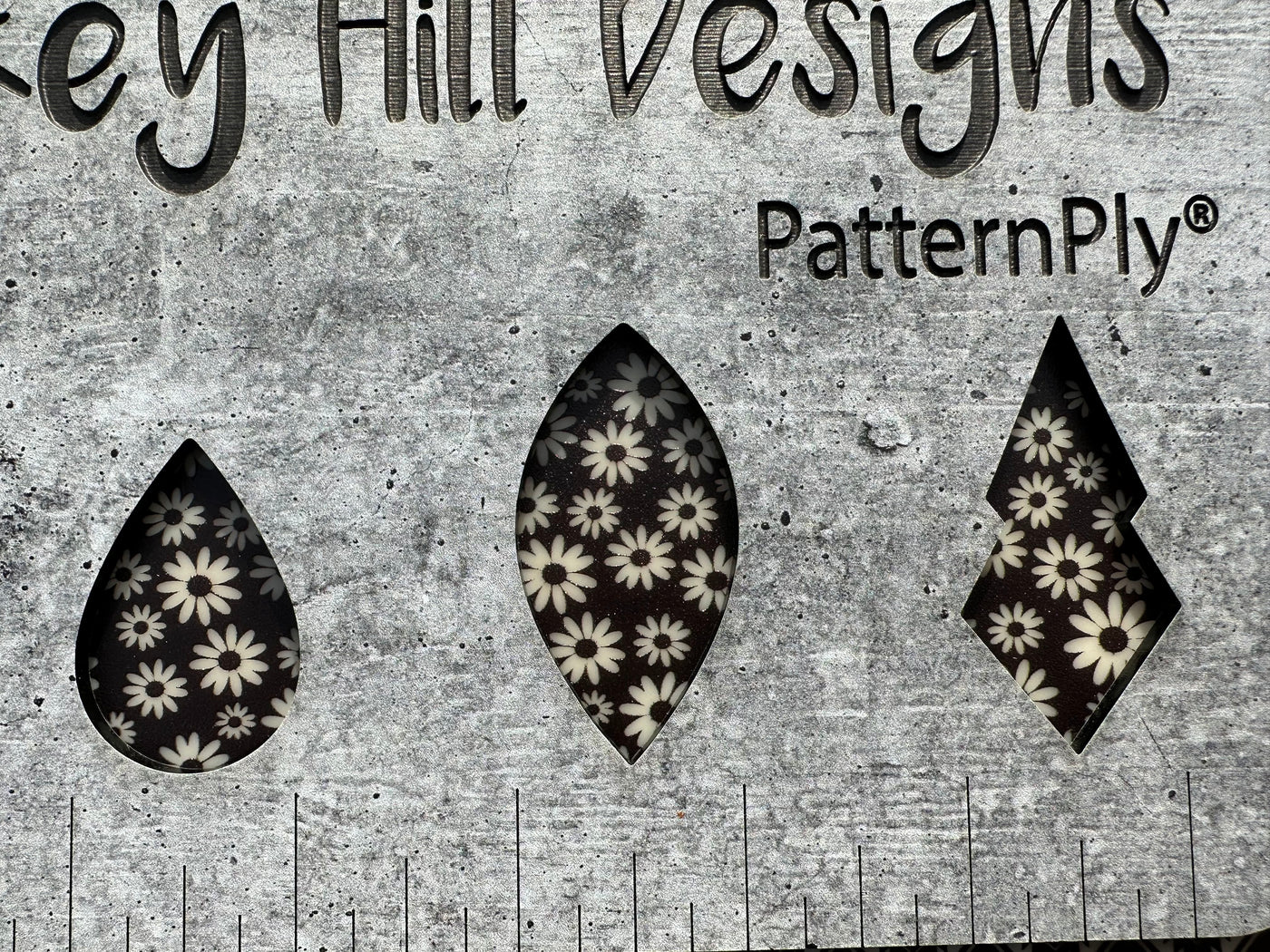 PatternPly® Scattered Daisies BLACK
