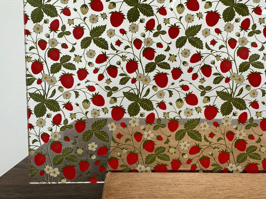 PatternPly® Scattered Strawberry Plants