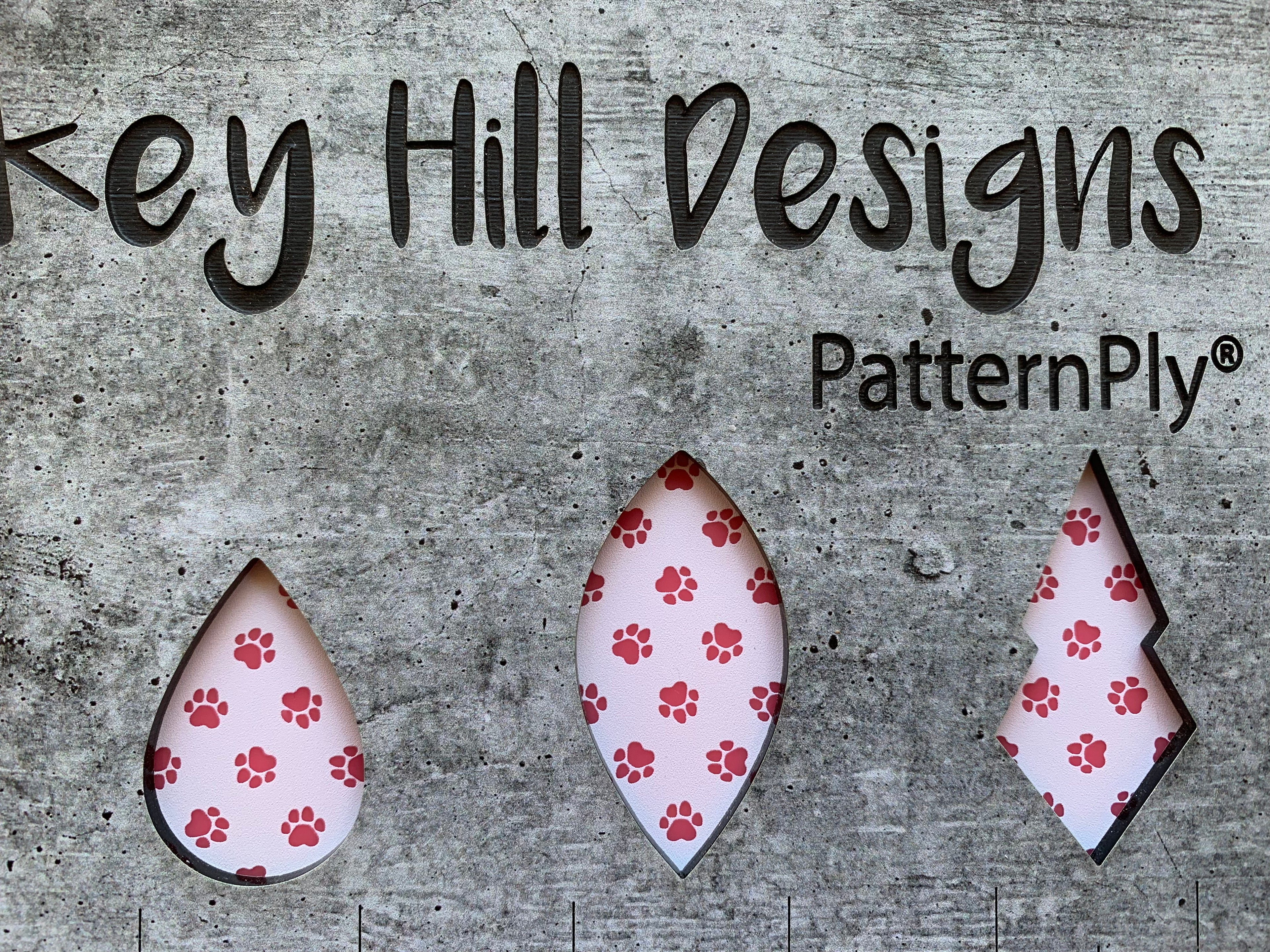PatternPly® Scattered Pawprints WHITE product photo 5