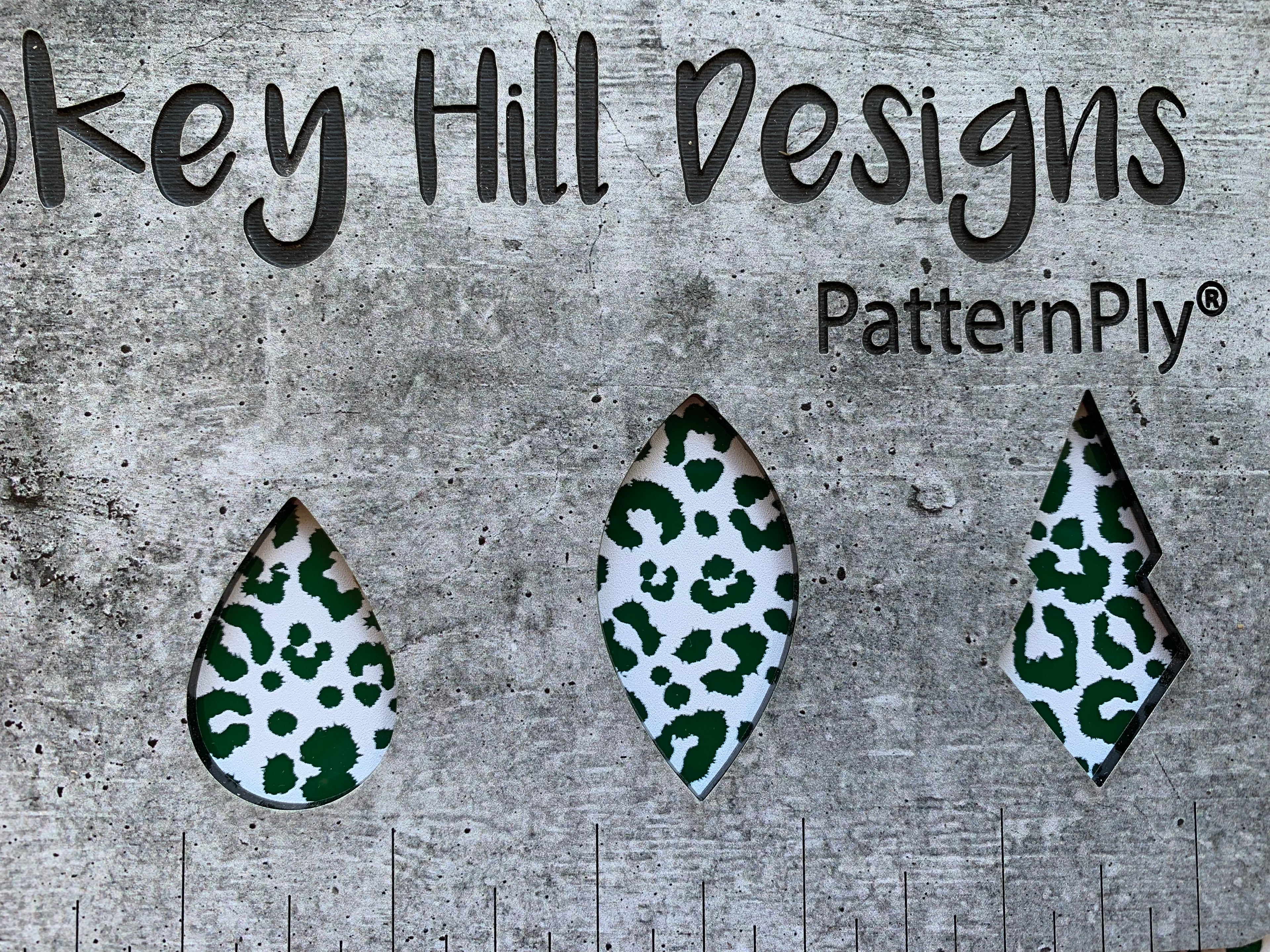 PatternPly® Scattered Leopard WHITE product photo 5