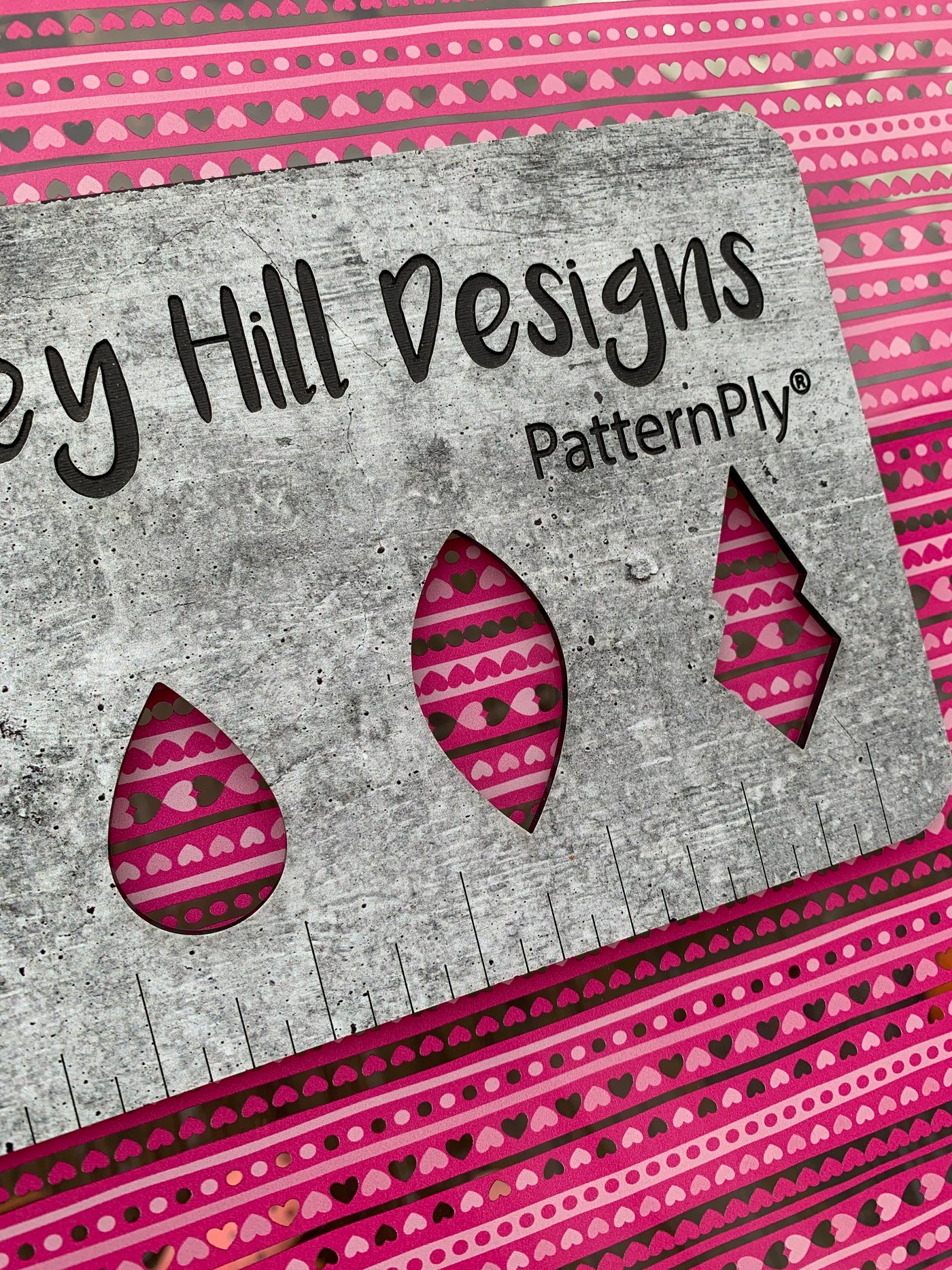 PatternPly® Scattered Heart Stripes