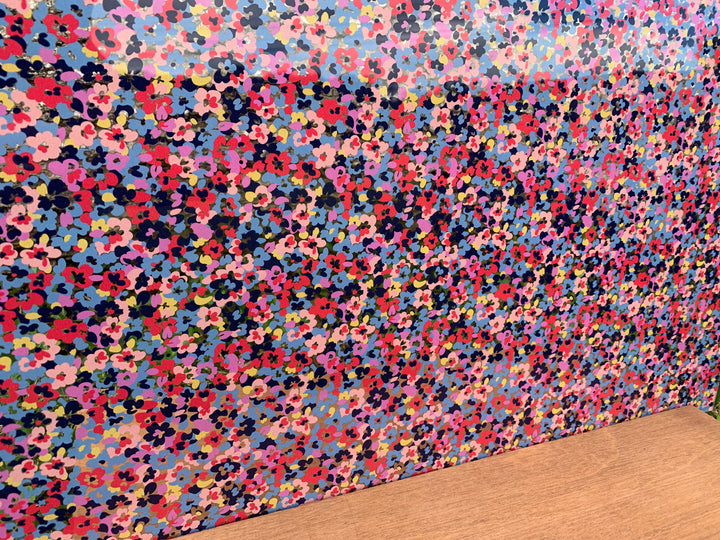 PatternPly® Scattered Rainbow Floral