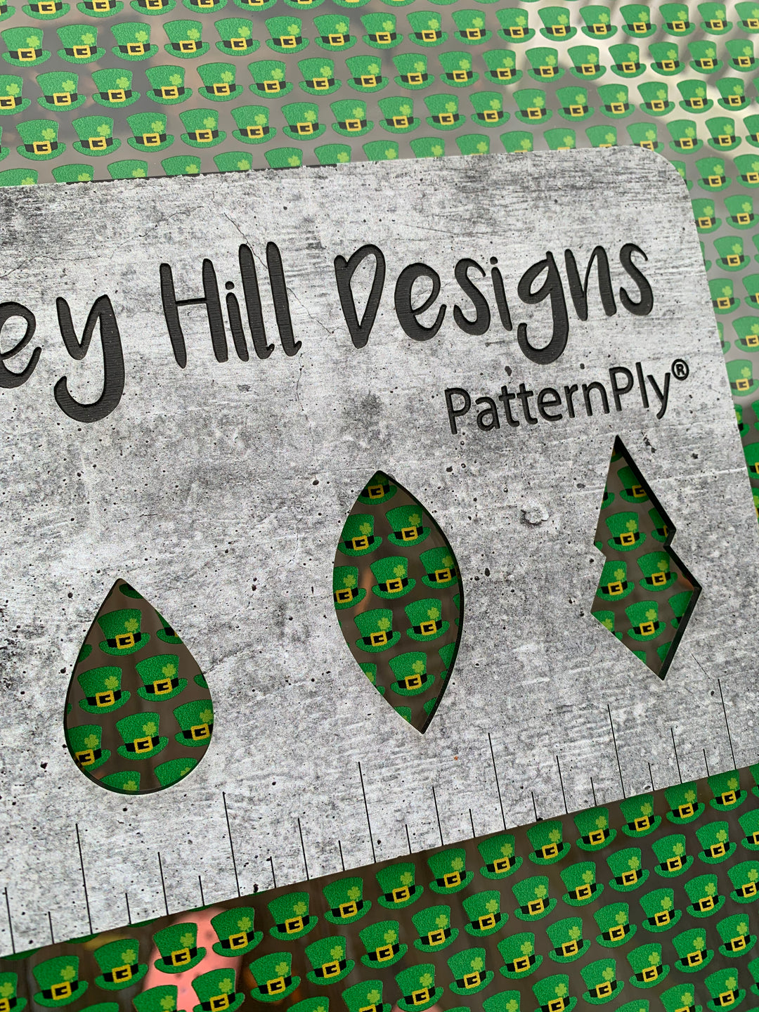 PatternPly® Scattered Leprechaun Hats