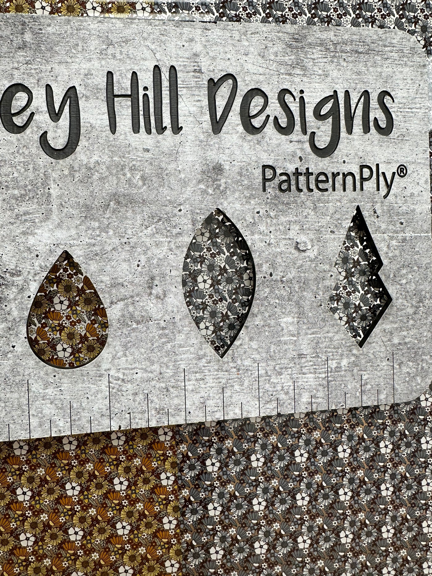 PatternPly® Scattered 70s Floral Trio