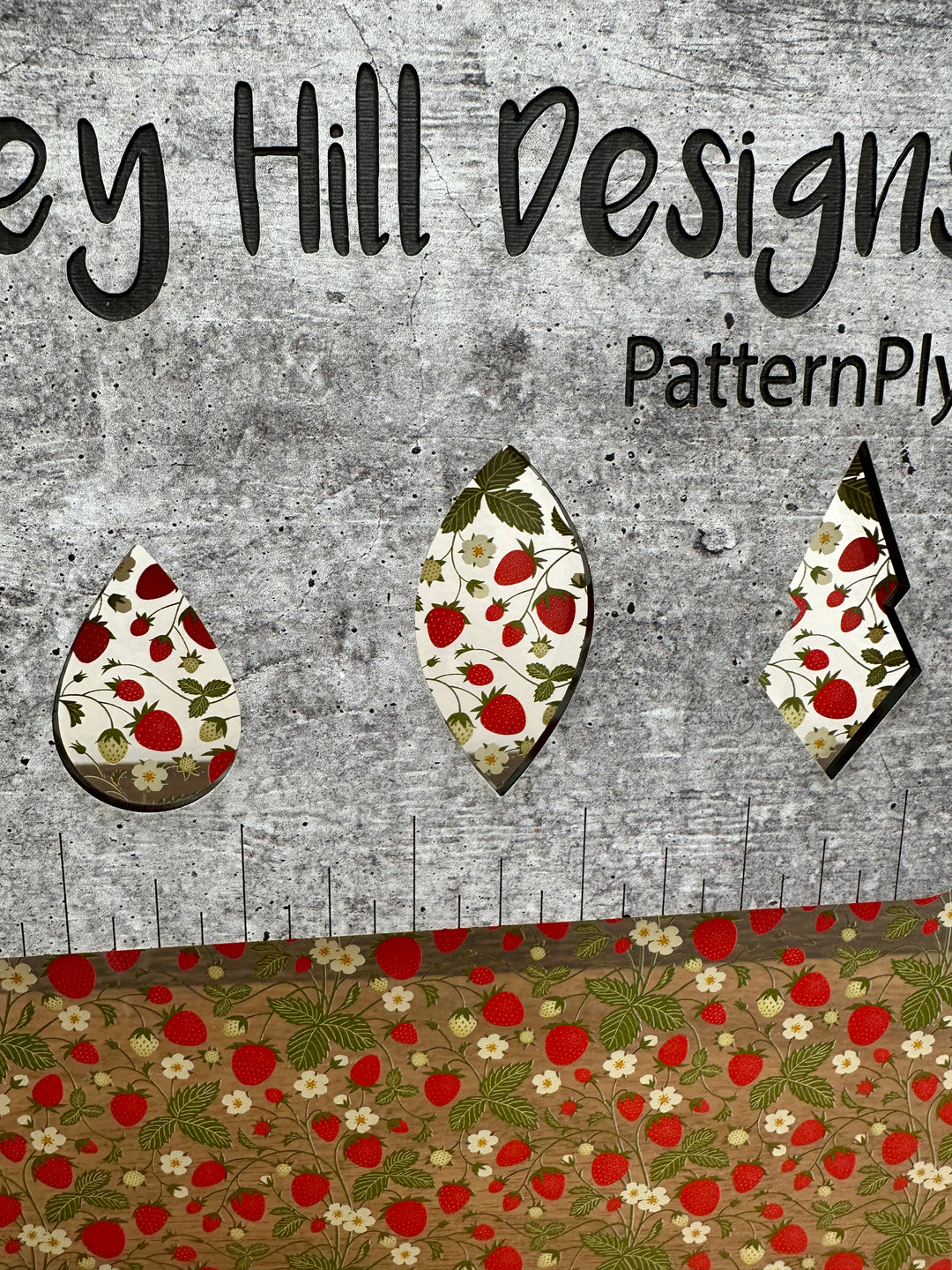 PatternPly® Scattered Strawberry Plants