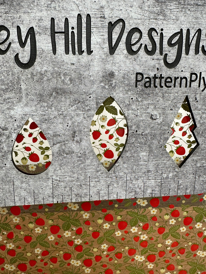 PatternPly® Scattered Strawberry Plants