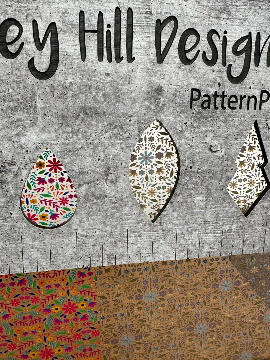 PatternPly® Scattered Three Season Floral