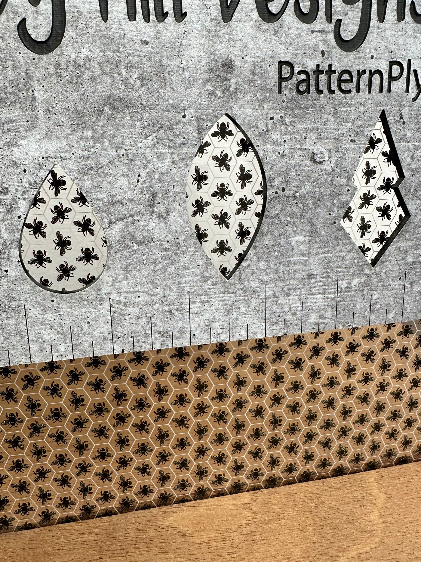 PatternPly® Scattered Bees and Honeycomb