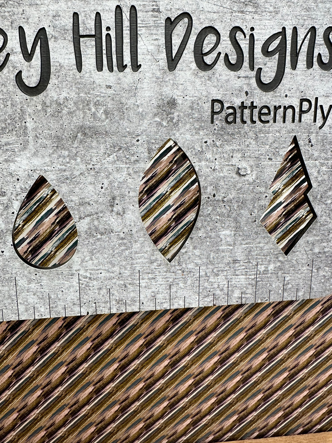 PatternPly® Scattered Jewel Tone Streaks