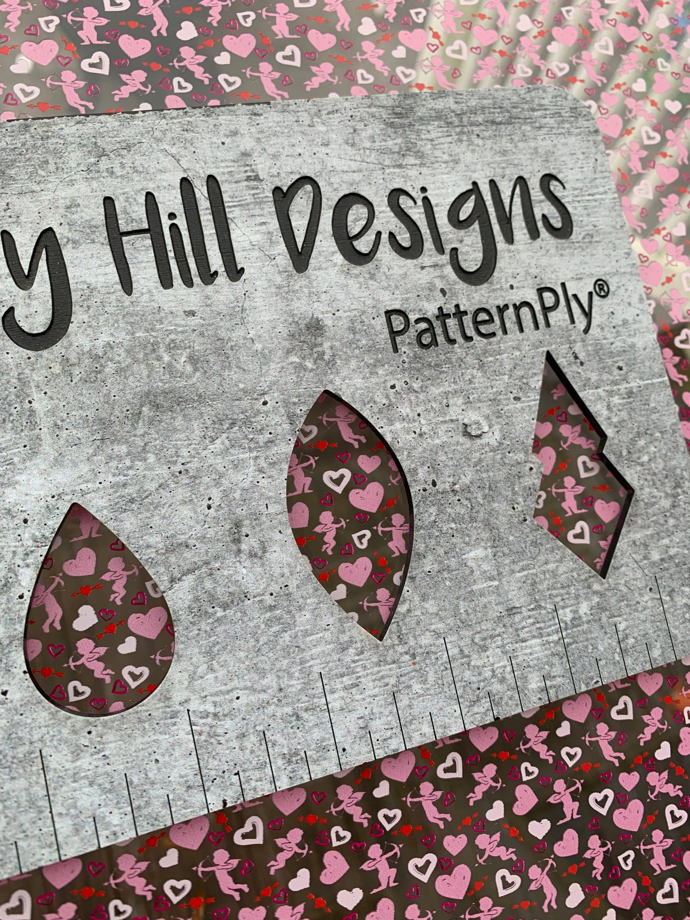 PatternPly® Scattered Sketched Cupids and Hearts
