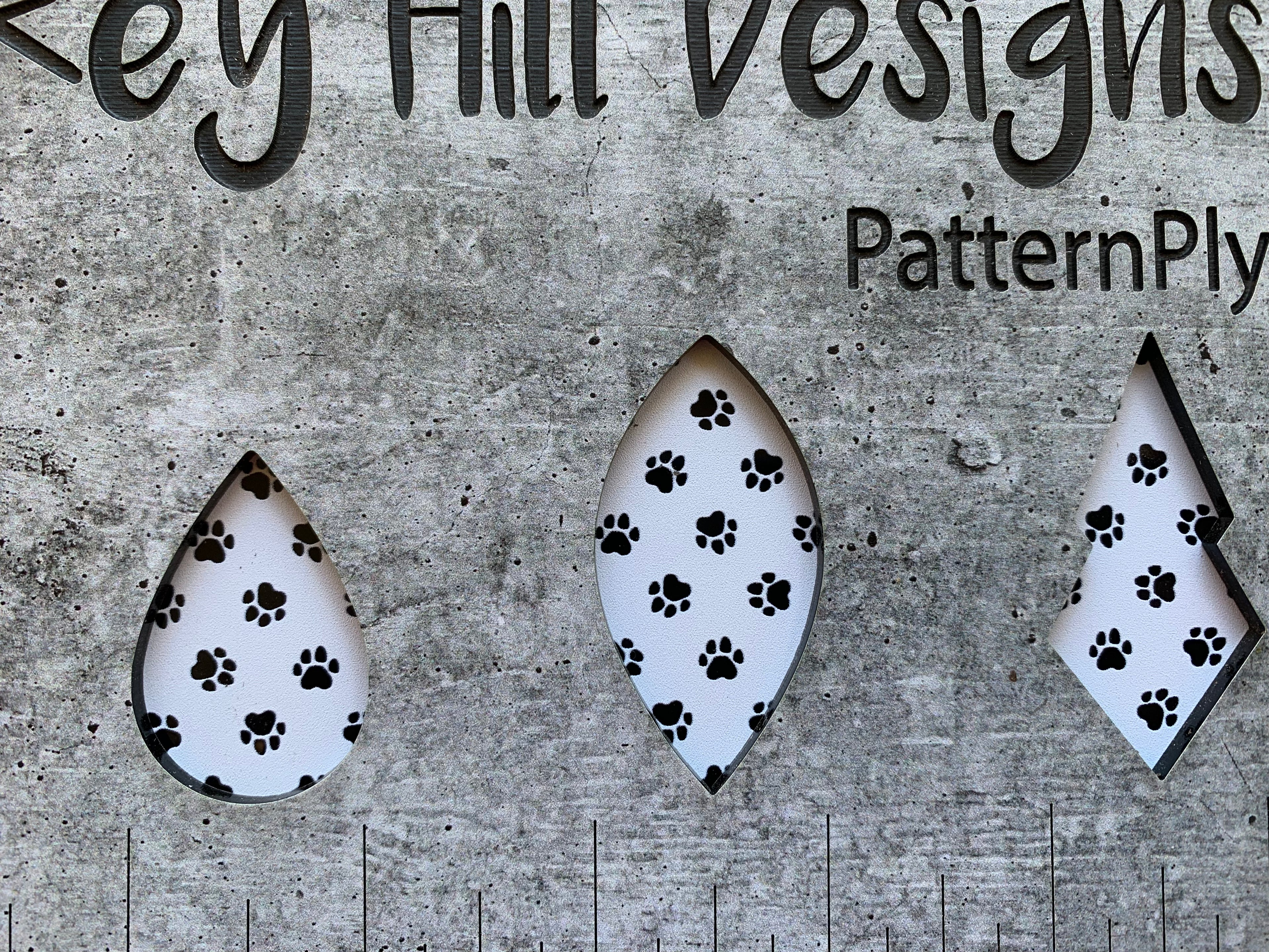 PatternPly® Scattered Pawprints WHITE product photo 4