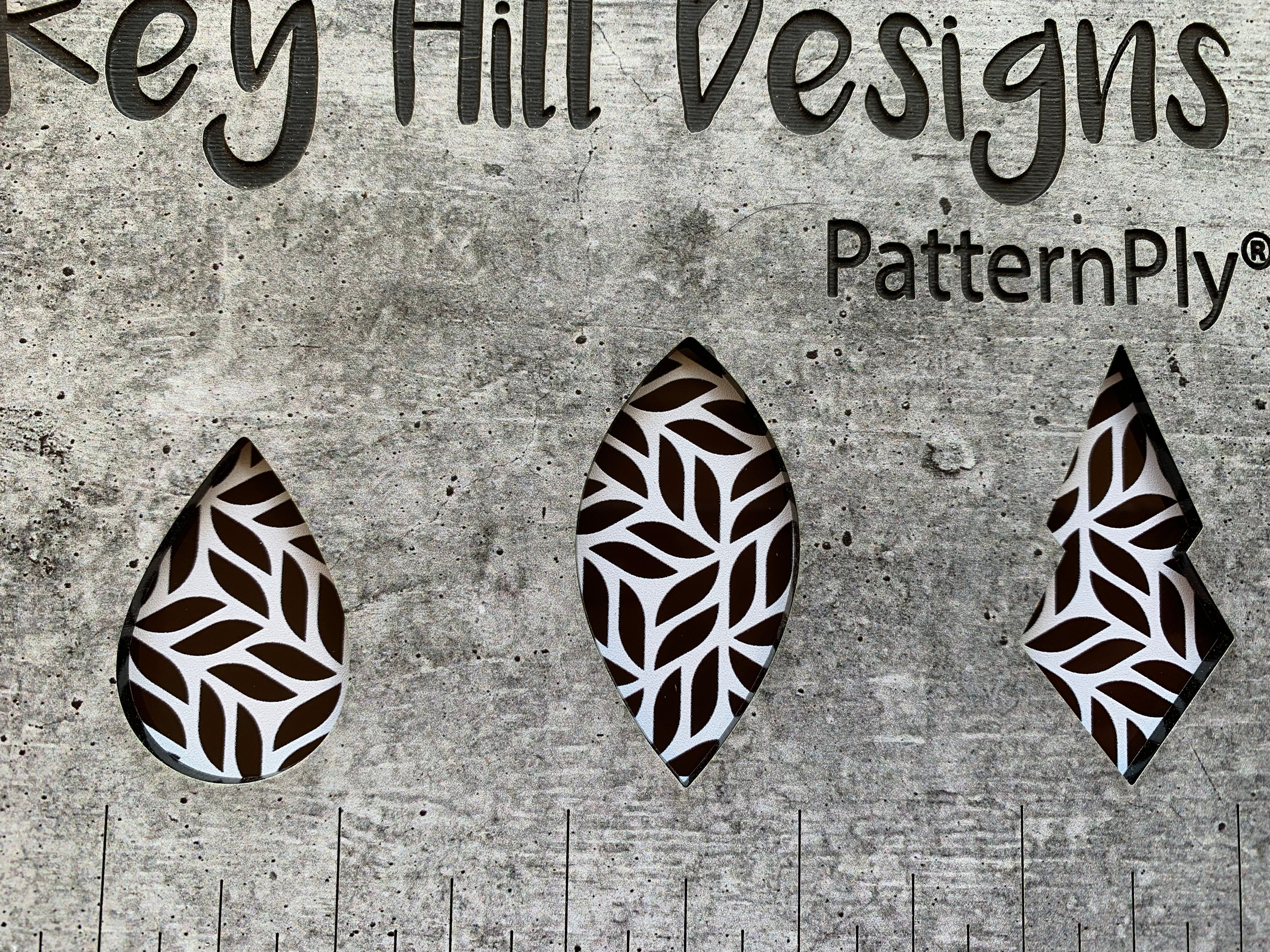 PatternPly® Scattered Leaves WHITE product photo 9