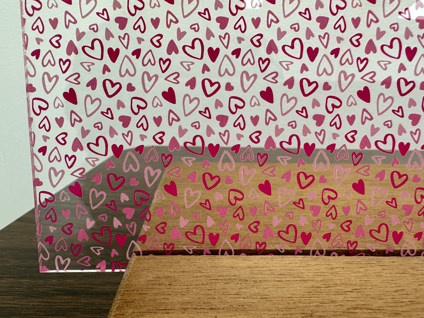 PatternPly® Scattered Pink Outline Hearts