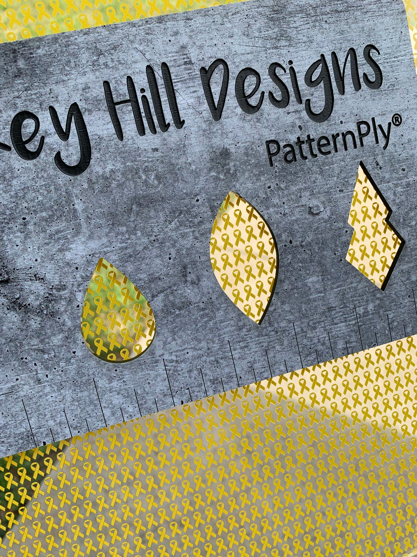 PatternPly® Scattered Mini Yellow Ribbons