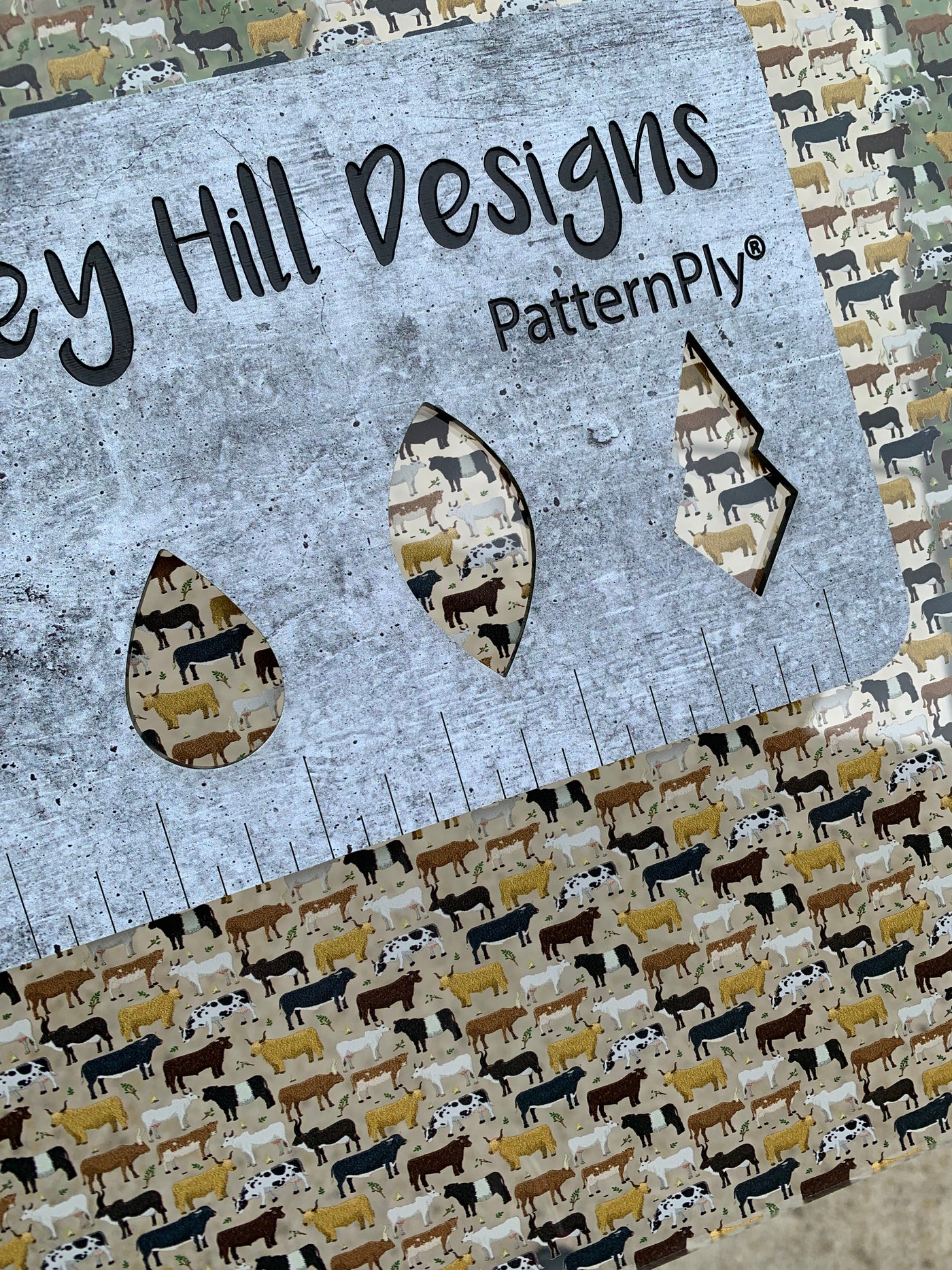 PatternPly® Scattered Cows and Bulls