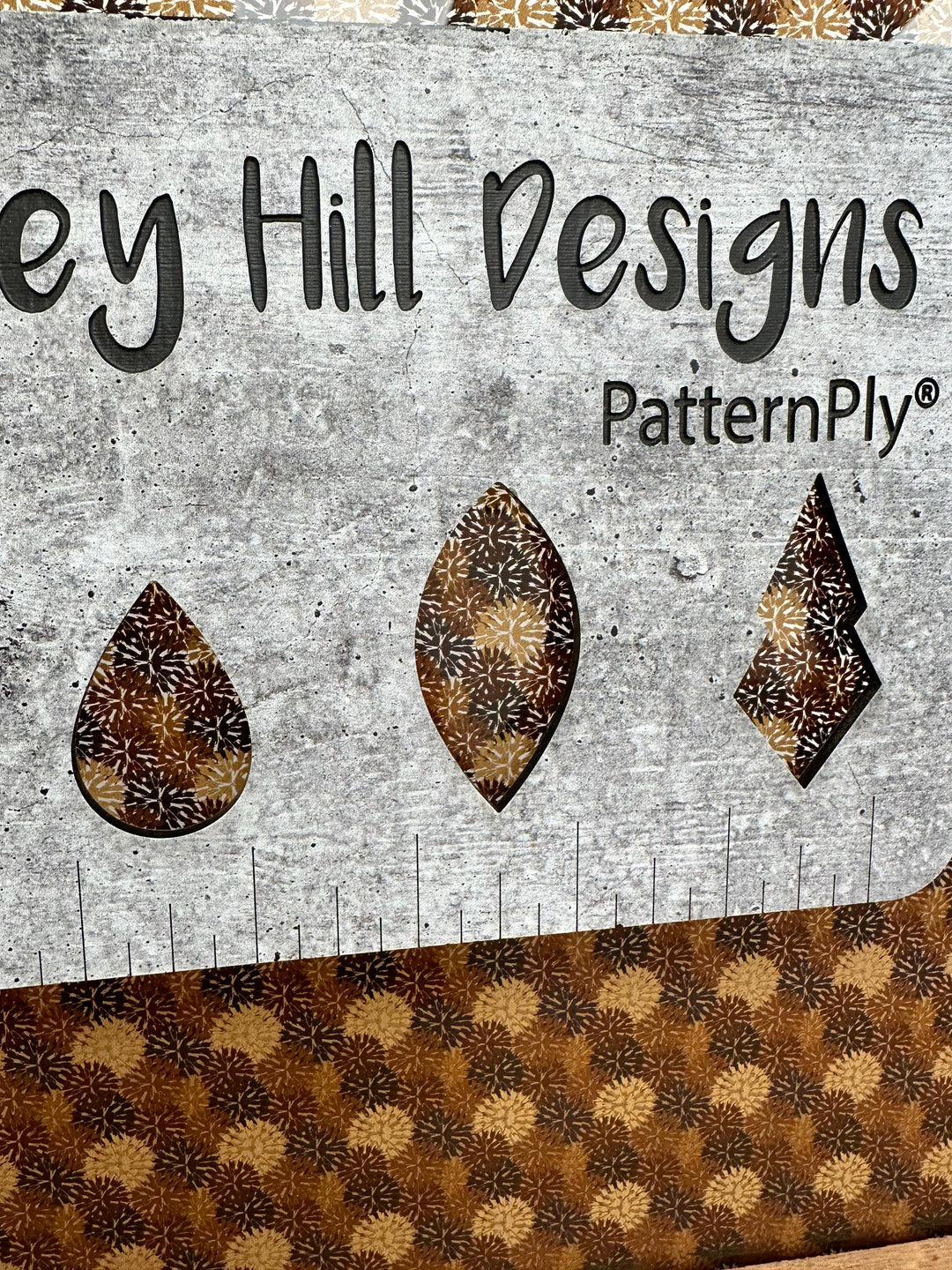 PatternPly® Scattered Neutral Pom Poms