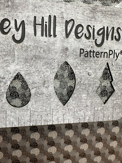 PatternPly® Scattered Grayscale Pom Poms