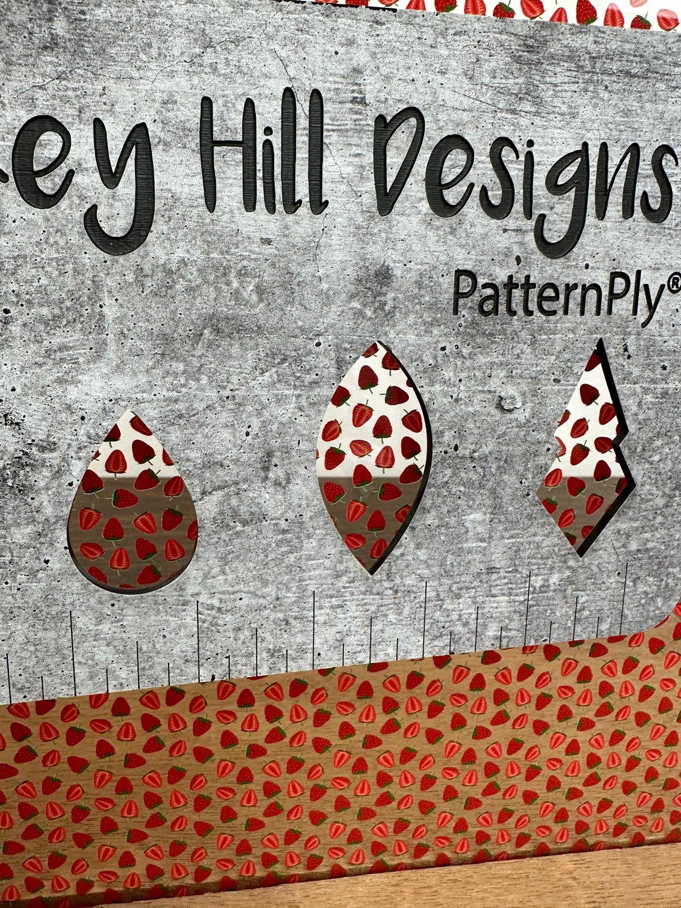 PatternPly® Scattered Strawberries